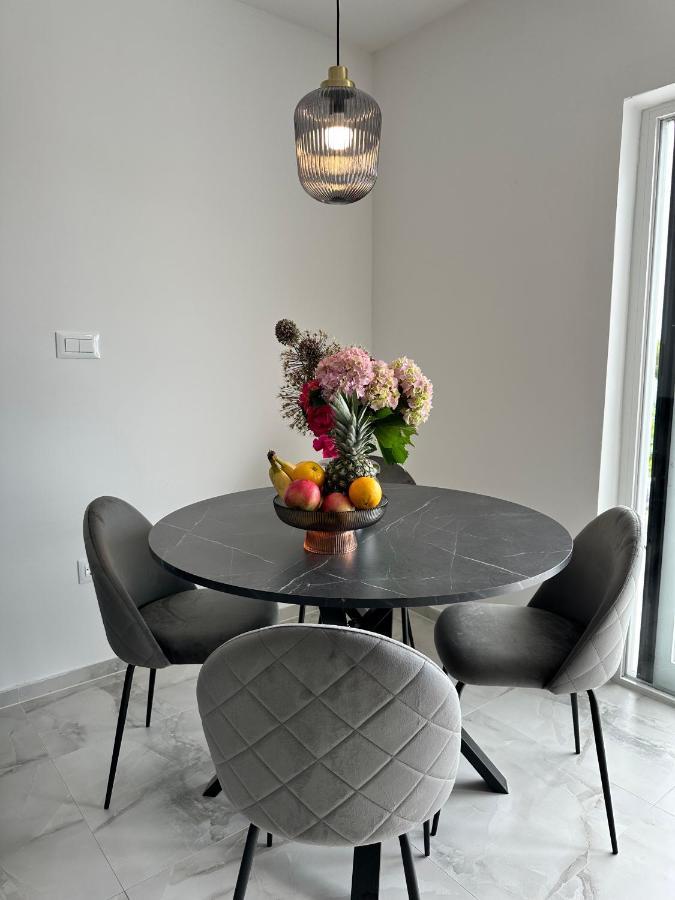 Olive View Apartment Brela Bagian luar foto
